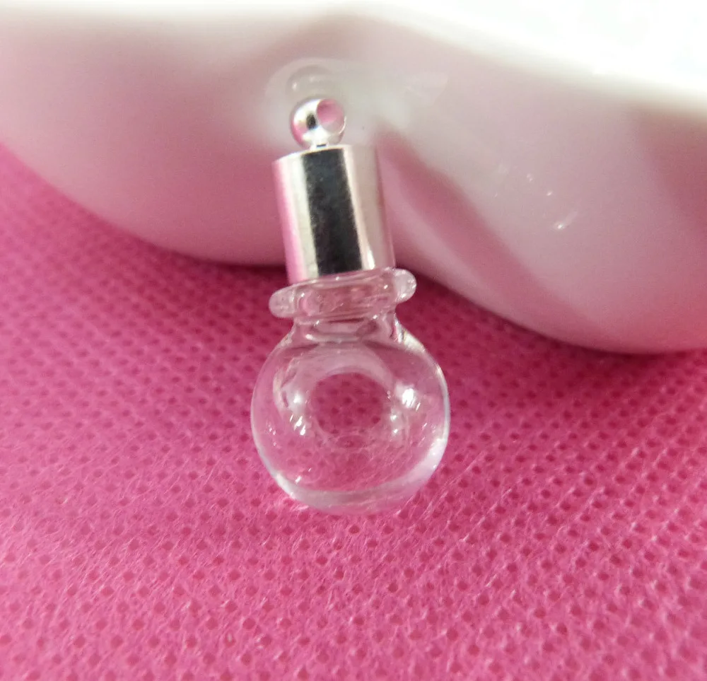 Круглые шарики в форме маленькой искусственной прозрачной стеклянной бутылки