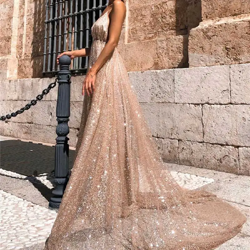 Длинное блестящее платье А-силуэта с глубоким вырезом и открытой спинкой для