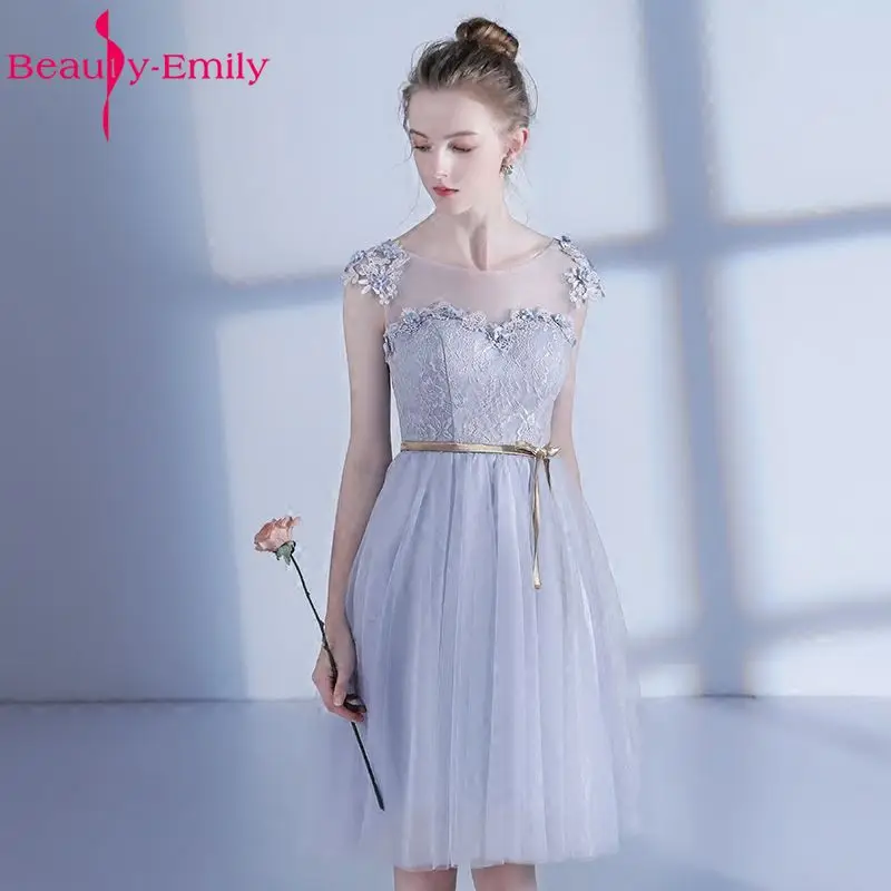 Короткое серое кружевное платье подружки невесты красивой Эмили 2019