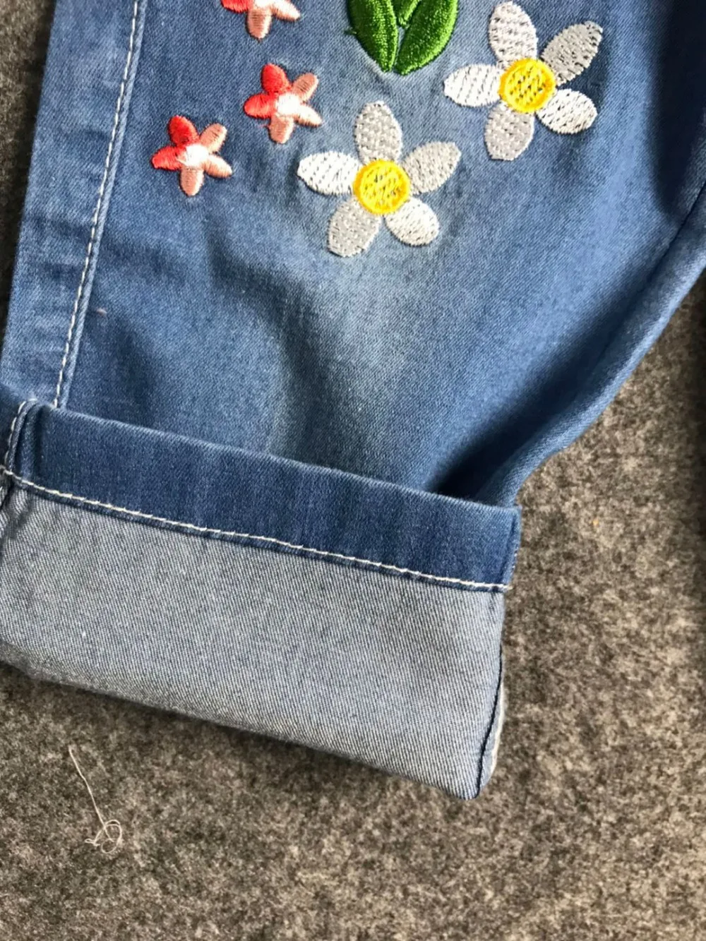 Короткие джинсы для детей 2-7 лет летние джинсовые брюки с цветочной вышивкой