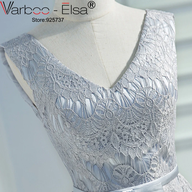 Женское платье подружки невесты серое кружевное с рукавами крылышками