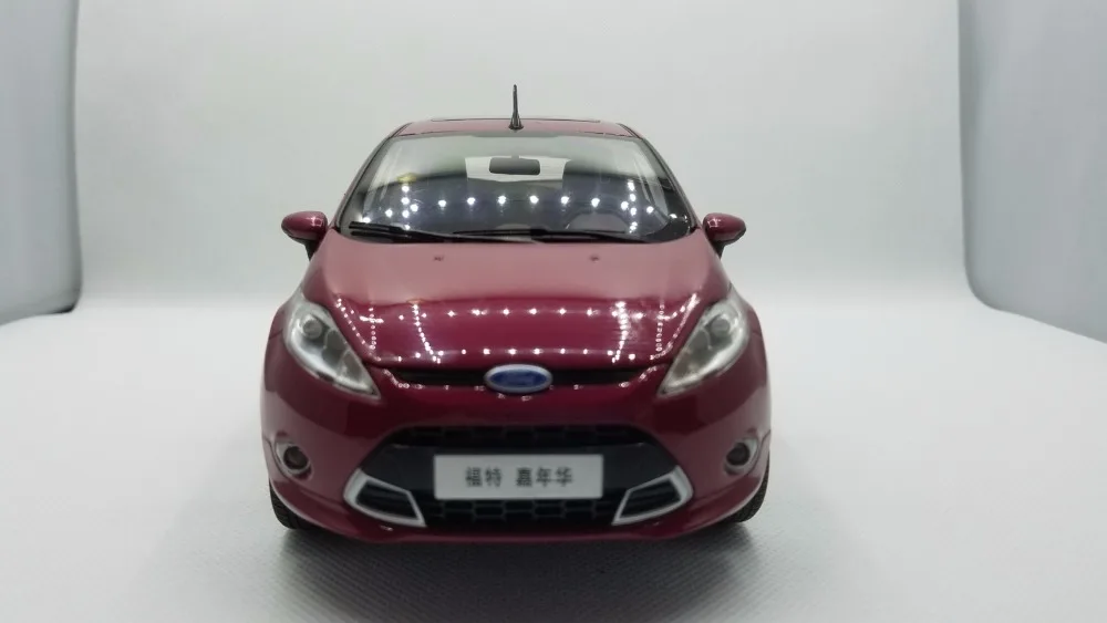 1:18 литая модель для Ford Fiesta 2011 Фиолетовый Красный хэтчбек игрушечный автомобиль миниатюрная Коллекция подарков