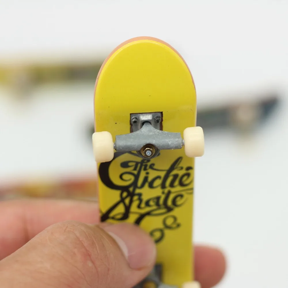 1 шт. высококачественный пластиковый фингерборд с подставкой из сплава игрушки