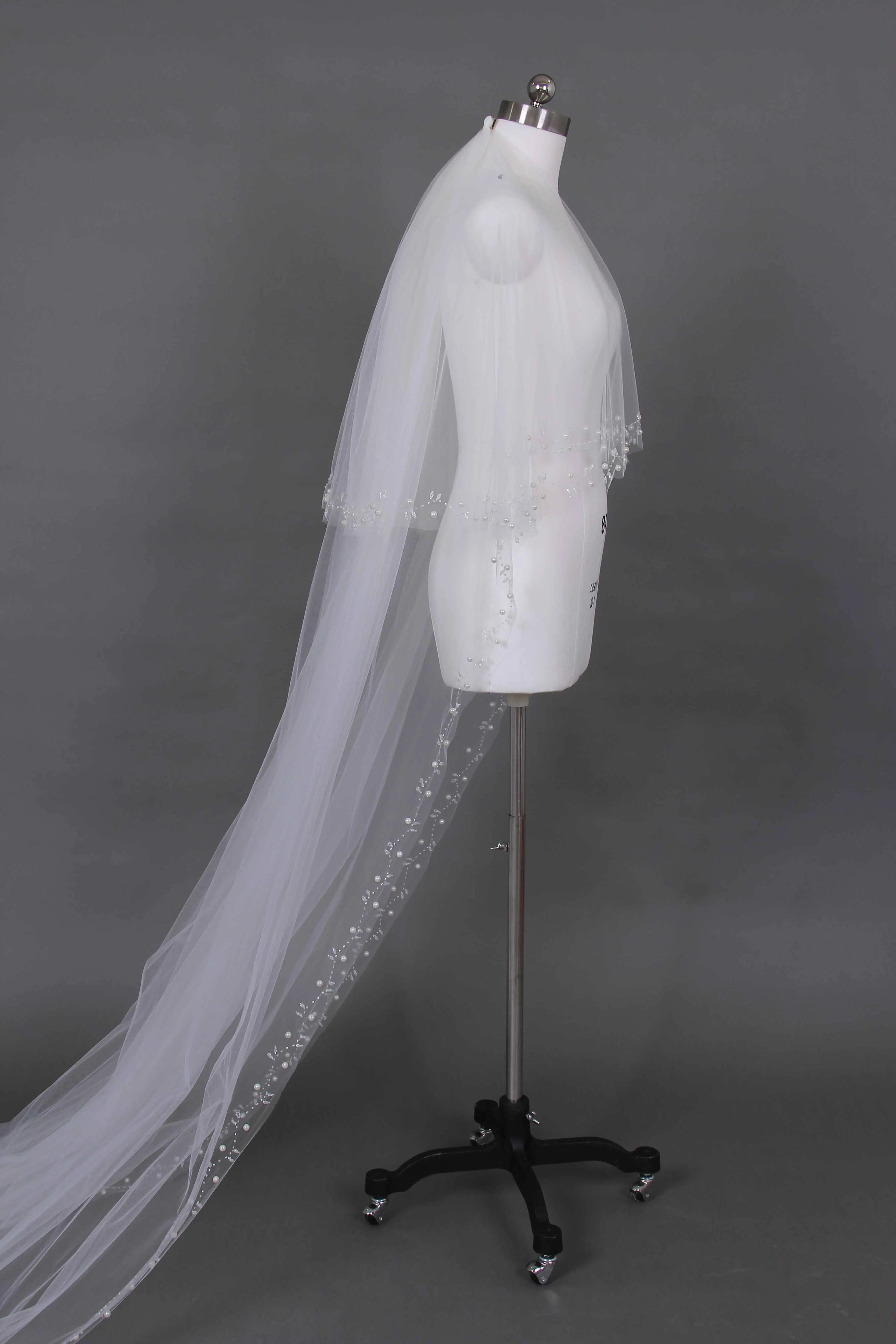 

2 tier Cathedral bride veil bead embroidered edge veil wedding veil& comb