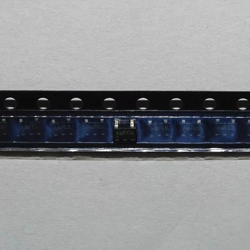 AAT3221IGV-3.3-T1 SOT23 марка: AM 100% Новый оригинальный интегрированный микросхема |