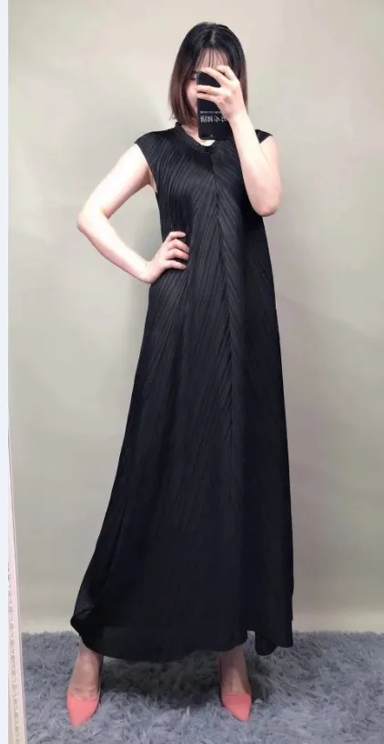 Черный Горячая модное Miyake складное однотонное платье без рукавов с рюшами и v-образным вырезом длинное ТРАПЕЦИЕВИДНОЕ ПЛАТЬЕ - Цвет: Черный