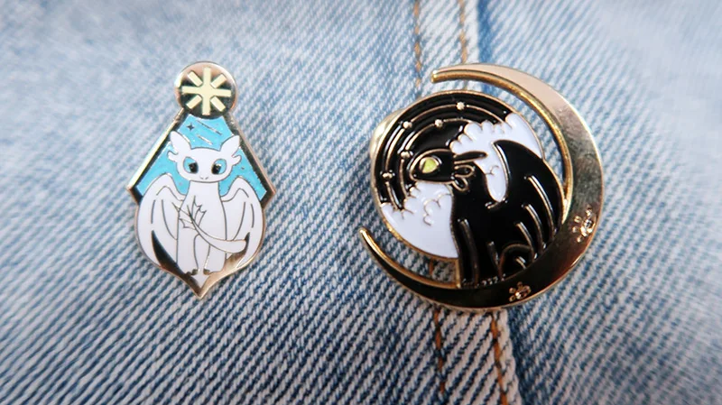 2pcs Suit Badge 2 шт костюм Как приручить дракона 3 Pin металлический значок Беззубик, ночная фурия легкие яростные Броши мультфильм брошь для рюкзака подарки - Цвет: 2pcs Suit Badge