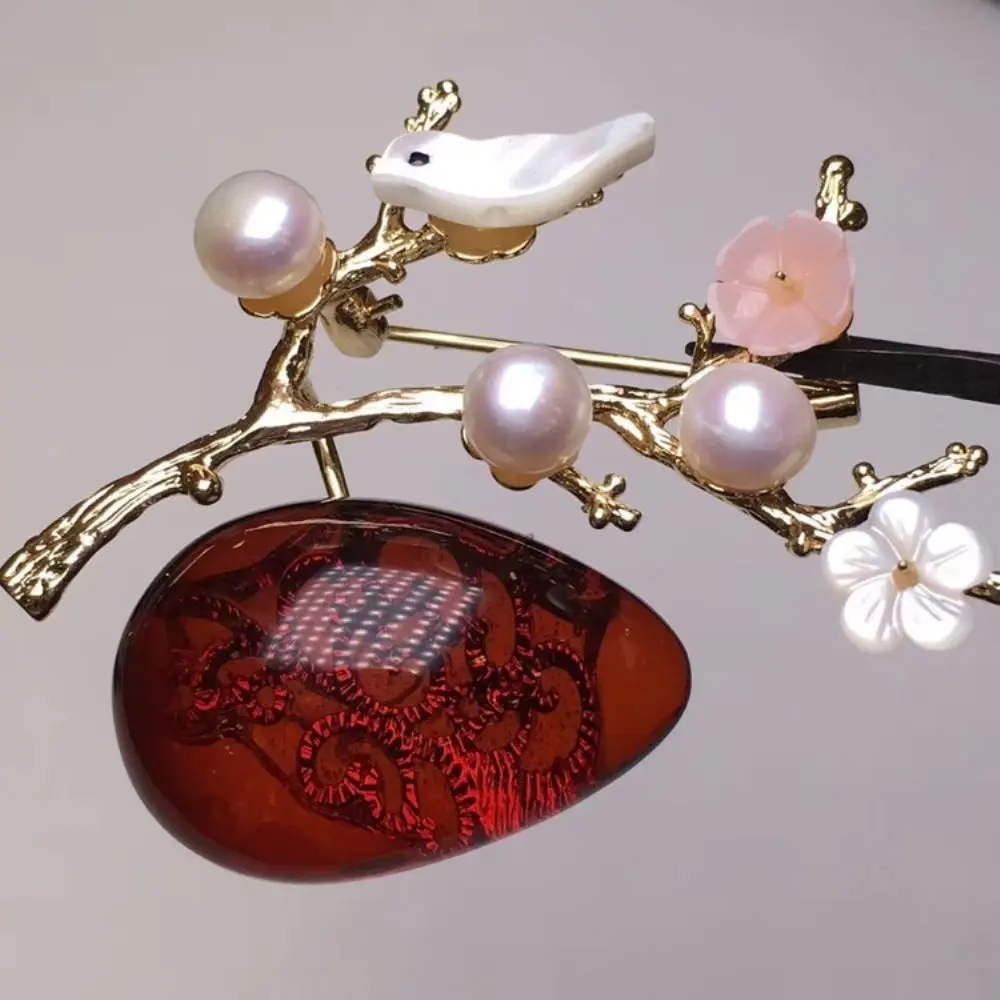 

gemstone jewelry factory wholesale fashionable 18k gold plated natural amber brooches for female engagement party gift