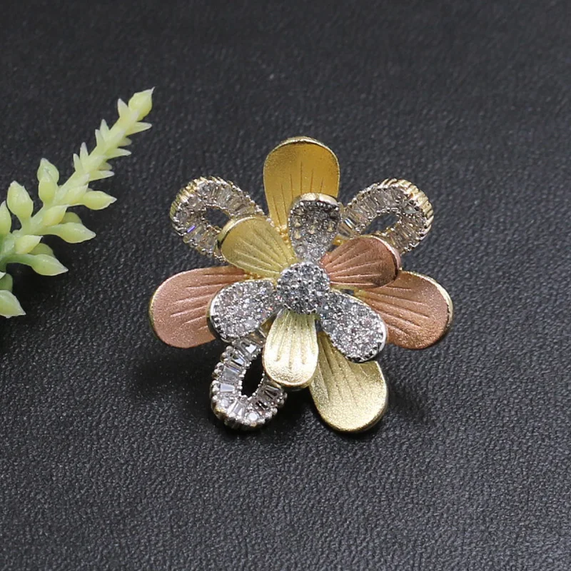 

Lanyika Fashion Jewelry Winter Hollow Delicate Flower Brooch Pin for Girls Woman Banquet Daily Micro Paved Zircon Popular Gifts