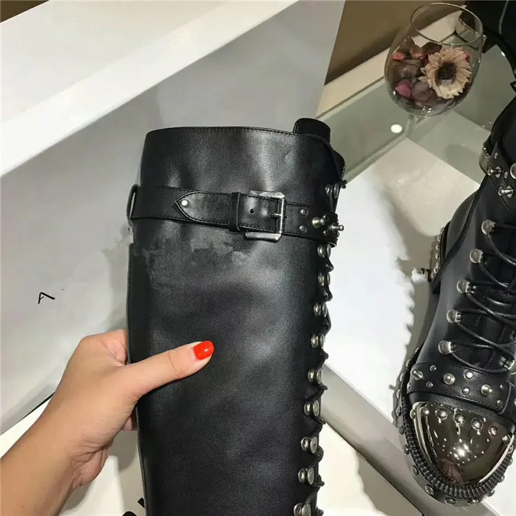 Женские сапоги с заклепками высокие из коровьей кожи на низком квадратном