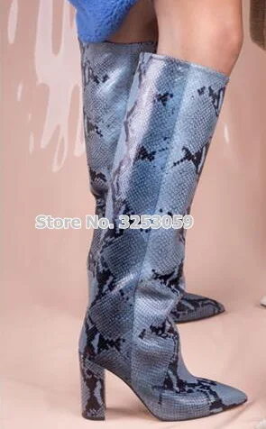 blue as picture ALMUDENA/женские пикантные серые сапоги до колена из змеиной кожи на не сужающемся книзу массивном каблуке; высокие сапоги с острым носком и рисунком питона; модельные туфли с принтом для подиума - Цвет: blue as picture