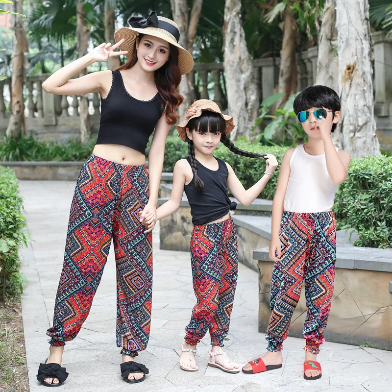 

Брюки с цветочным принтом в богемном стиле; Семейные комплекты; одежда в полоску для мамы и дочки; брюки-шаровары; пляжная одежда для мамы и д...