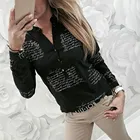 Женская рубашка большого размера с V-образным вырезом и буквенным принтом