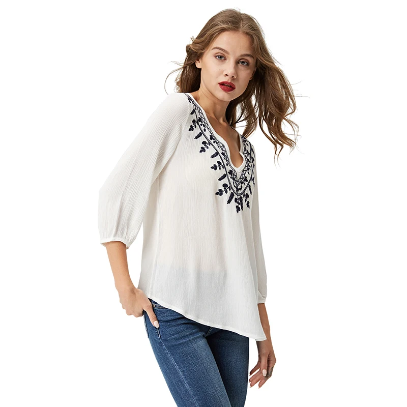Женская шифоновая блузка с вышивкой белая винтажная в стиле ретро V образным