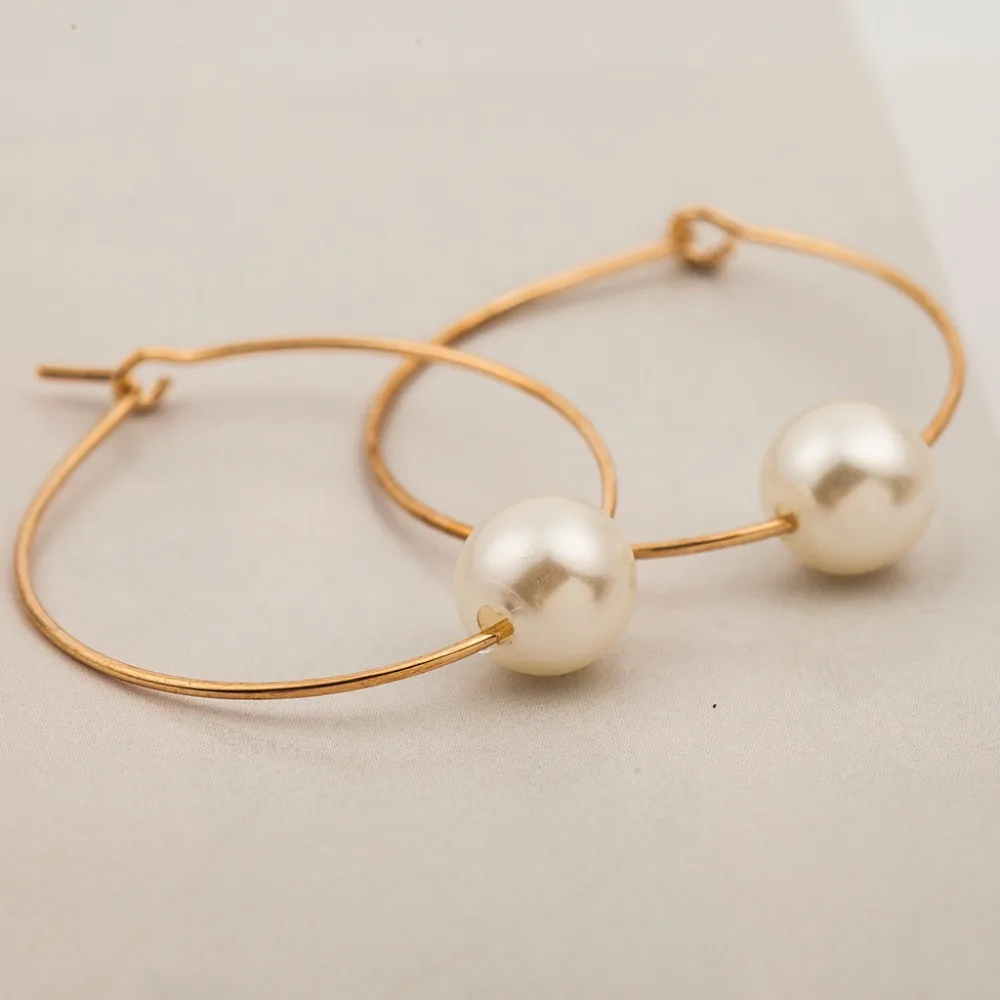 Женские позолоченные серьги-кольца с искусственным жемчугом | Украшения и