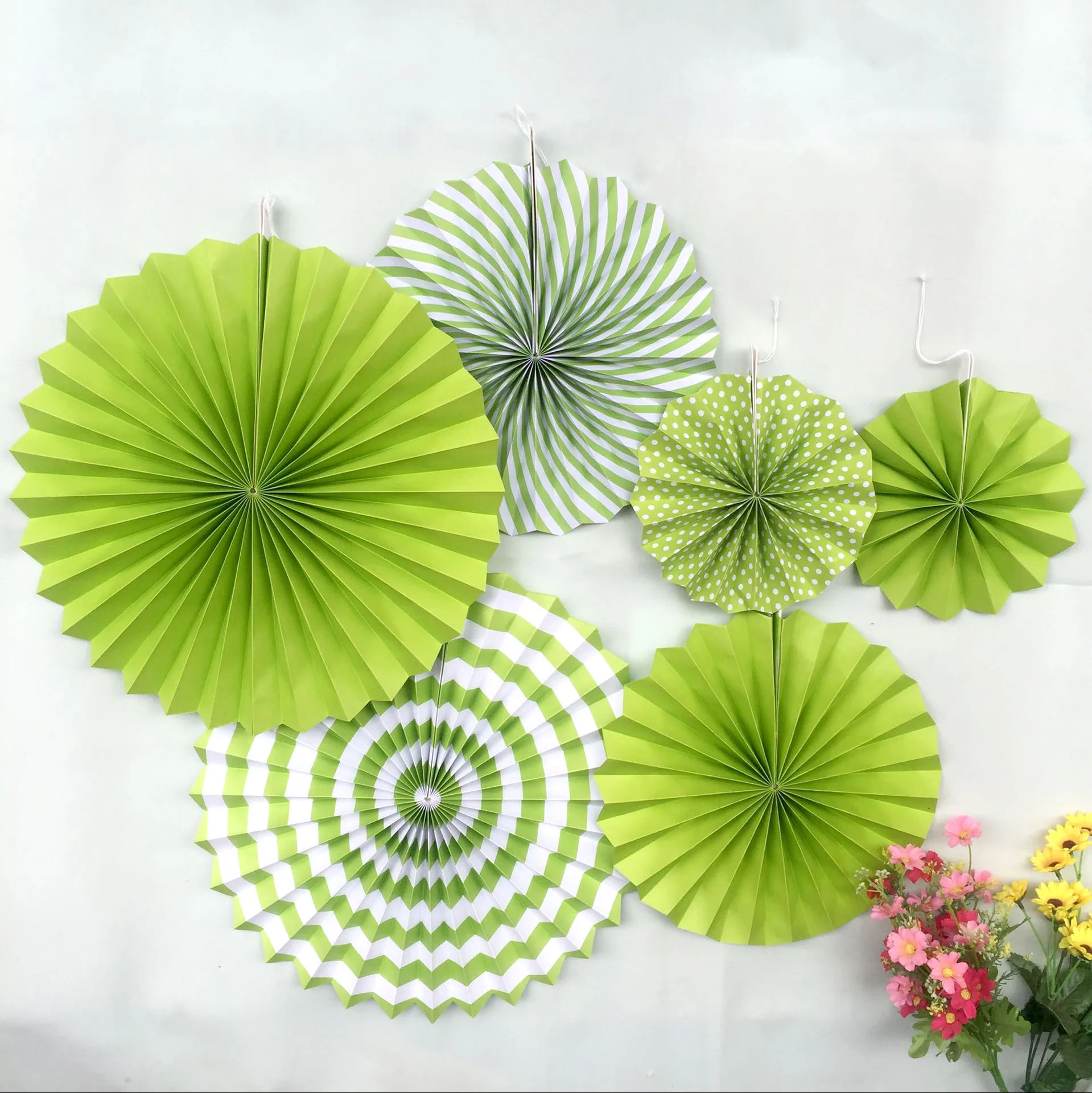 Набор из 6 ярких бумажных фанатов праздничный дизайн с круглыми колесами для