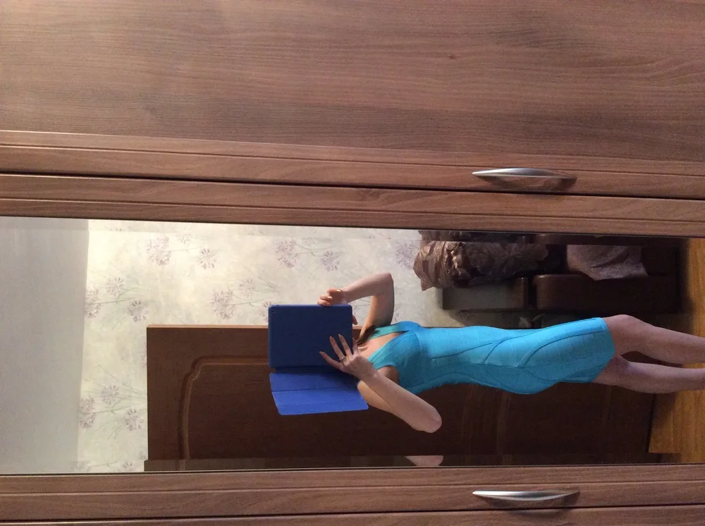 Женское трикотажное платье футляр светло голубое эластичное облегающее с