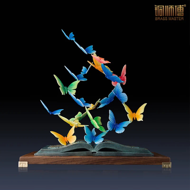 Красивые красочные бабочки летают в книжках украшение для кабинета детский