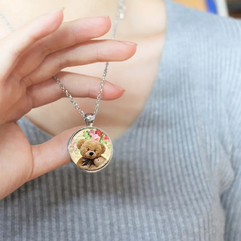 Модное колье с мишкой Тедди держит Маленький Мишка цветочный фон художественная