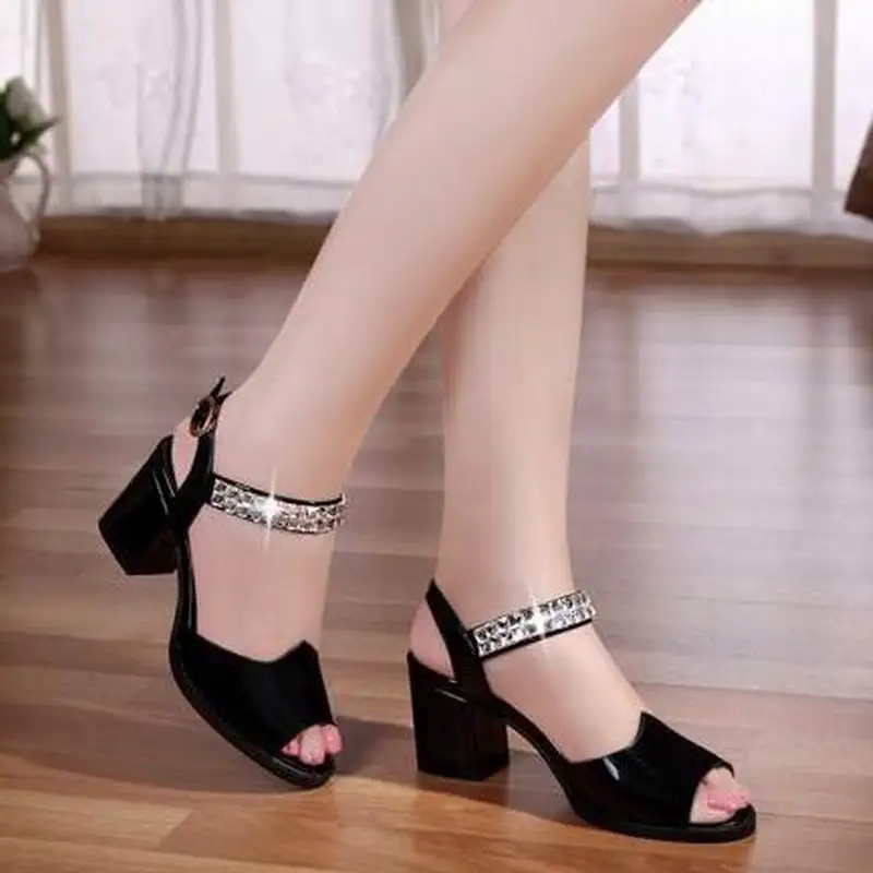 Женские сандалии на толстой подошве модные из натуральной кожи со стразами