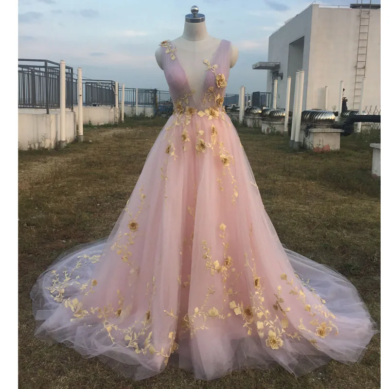 

Deep V-Neck Gold 3D Appliques Evening Dresses Tulle Sweep Train A-Line Celebrity Gowns Backless Long Train Evening Gown