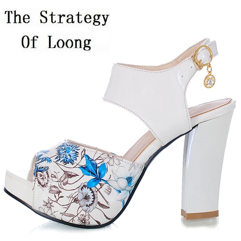 Женские летние сандалии на высоком толстом каблуке с открытым носком цветочным
