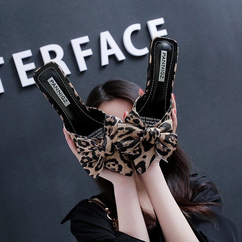 Женские леопардовые шлепанцы на высоком каблуке соблазнительные с острым носком