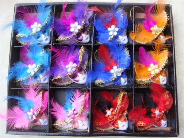 Венецианская маска с маленькими перьями и орнаментом на магните холодильник