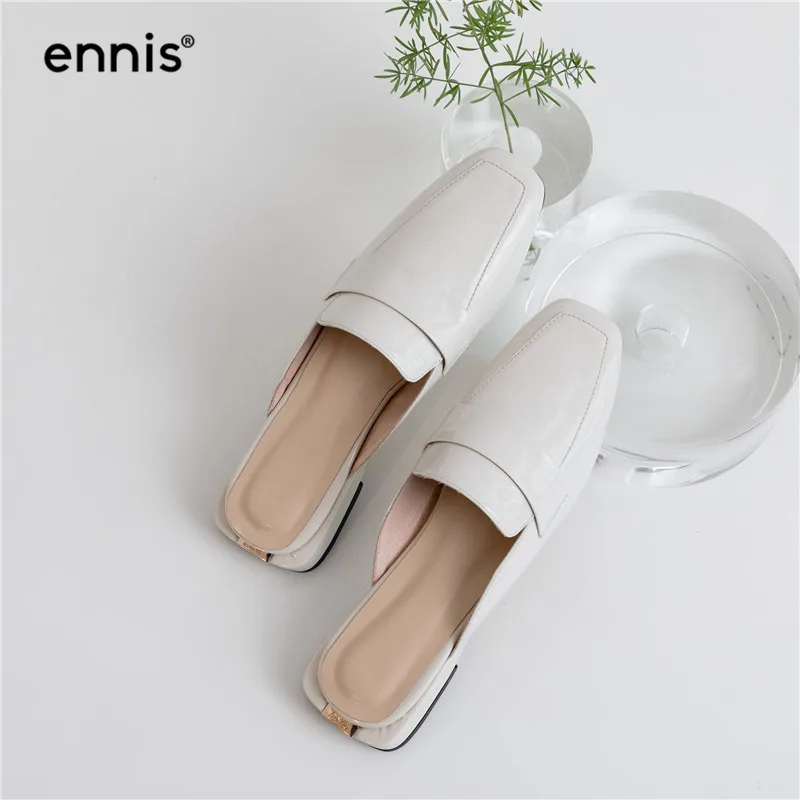 ENNIS/; туфли без задника из лакированной кожи; женские тапочки мюли на плоской подошве; шлепанцы без задника; повседневные летние тапочки с квадратным носком для женщин; Цвет белый; M982