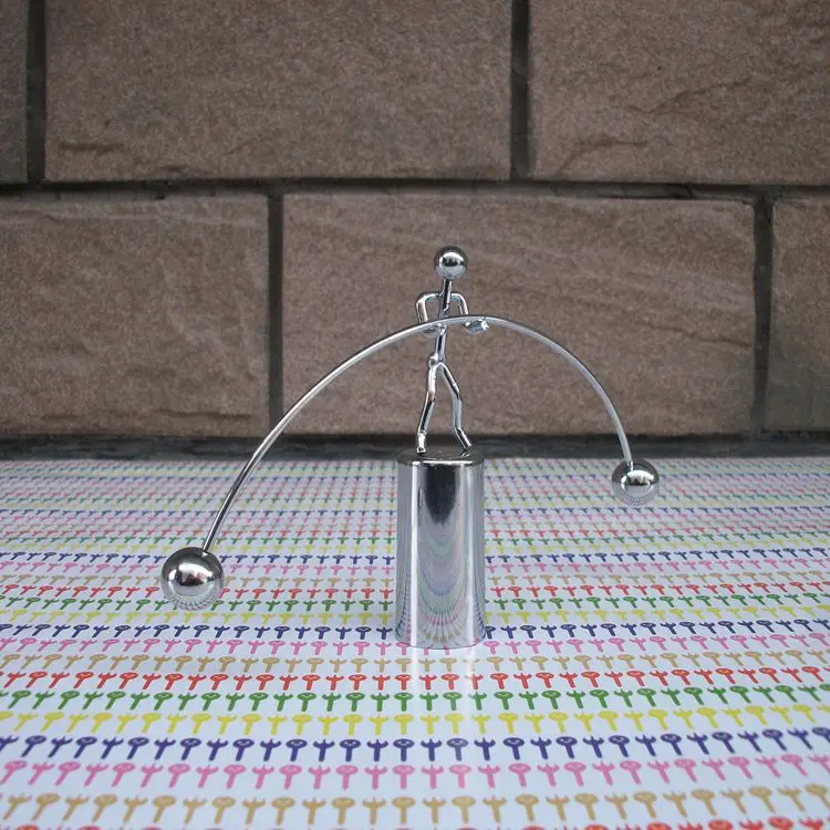 Новинка 2017 небольшое украшение для рабочего стола Балансирующий шар качели