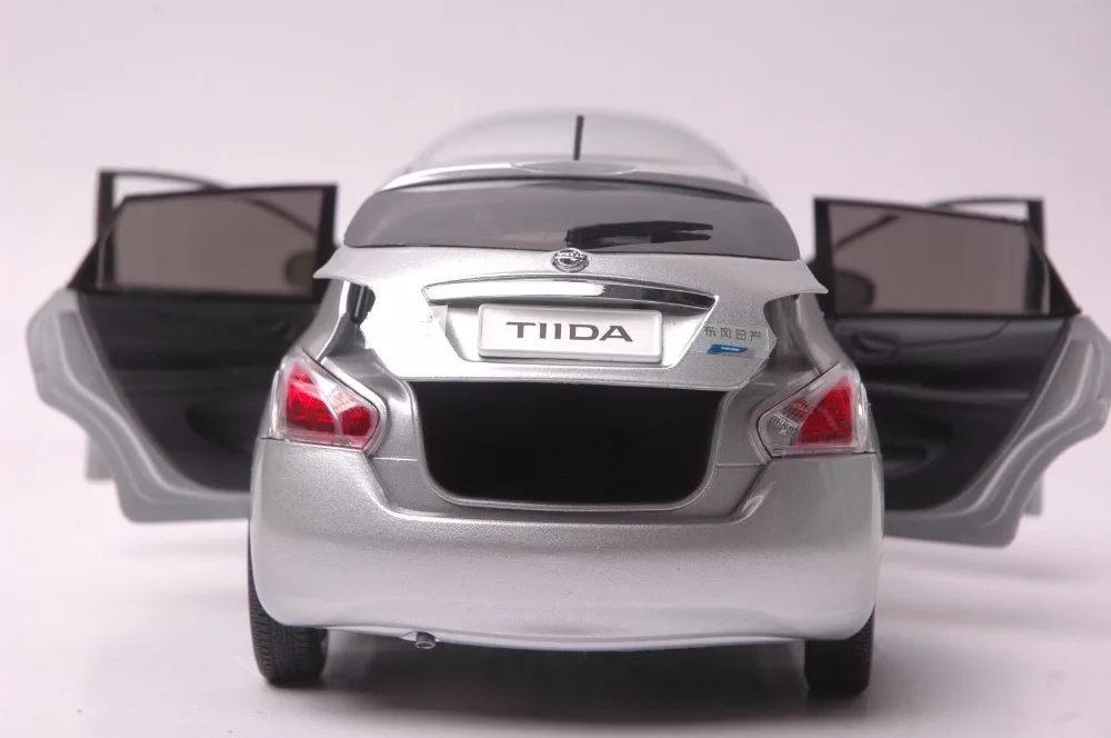 1:18 литая под давлением модель для Nissan Tiida Versa Latio 2012 серебро хэтчбек игрушечный автомобиль миниатюрная коллекция подарок Pulsar