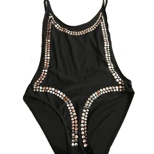 Женский слитный купальник пуш-ап, с заклепками, с подкладкой, сексуальный спортивный костюм с открытой спиной, боди, пляжный купальный костюм черного и красного цвета, для детей