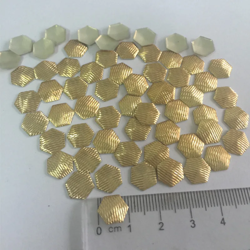 300pcs/lot 10mm Gold Metal Cutting Nailheads Hexagonal/Football Shaped HotFix FlatBack With Glue Heat Transfer Use For Garment | Дом и сад