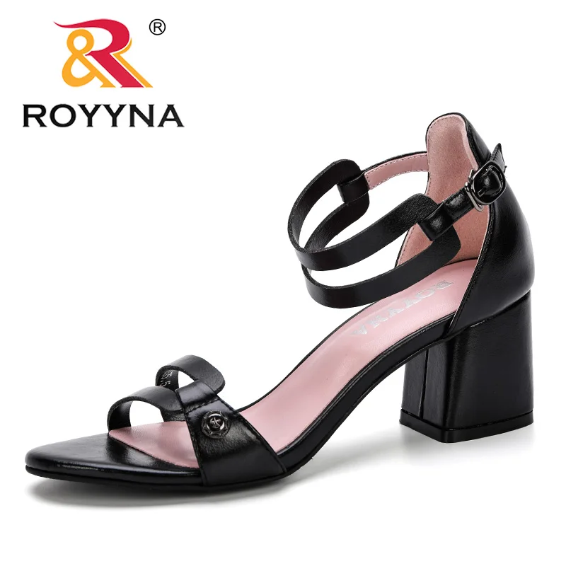Black ROYYNA/Новинка года; Дизайнерские летние босоножки для женщин; Модные женские удобные босоножки; вечерние туфли на высоком каблуке с открытым носком - Цвет: Black