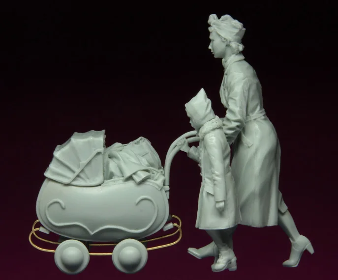 Модель 1/35 из смолы в виде фигурок рандевских людей с детской каретой несобранная