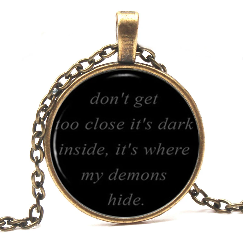 Самое популярное ожерелье с кулоном из черного стекла изображением