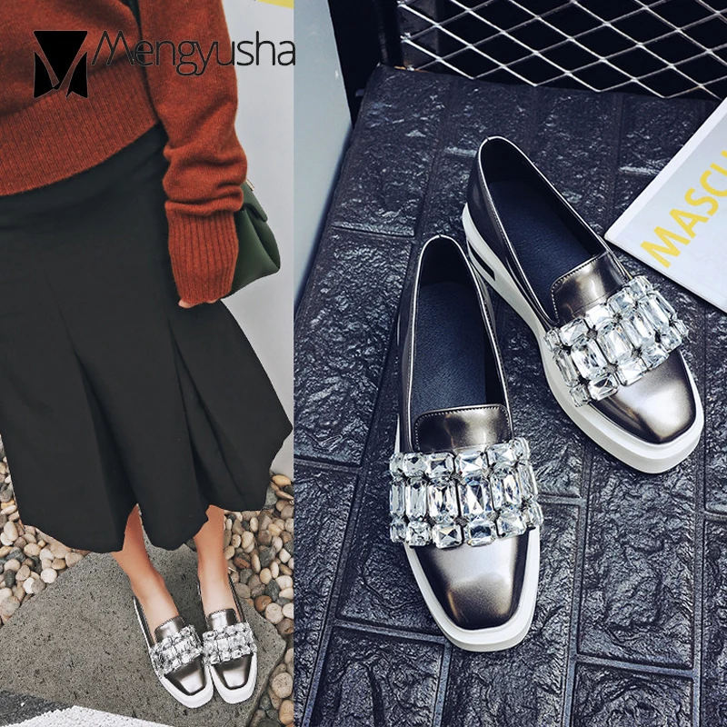 Женская обувь с квадратным носком на плоской подошве украшением в виде