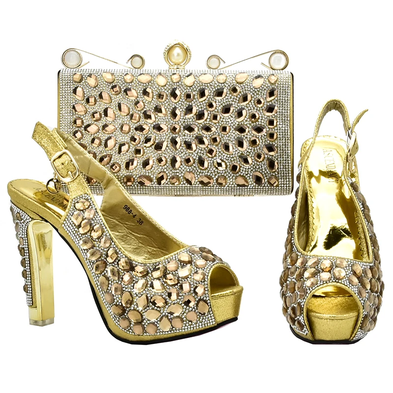 Комплект из итальянских туфель и сумочки красного цвета в нигерийском стиле