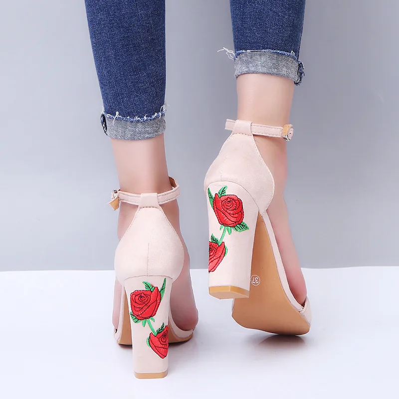 Сандалии женские на высоком квадратном каблуке пикантные босоножки с ремешком и