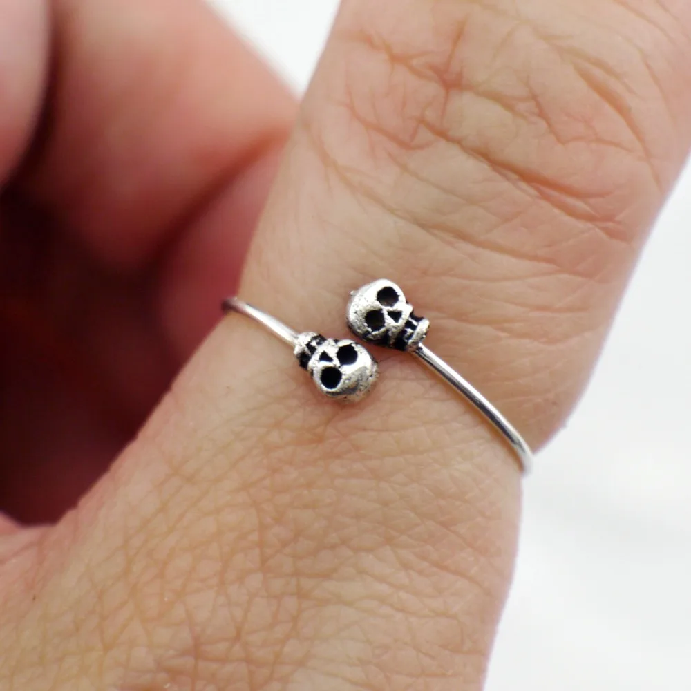 Кольцо с маленькими черепами серебряное кольцо средней длины A3418 | Украшения и