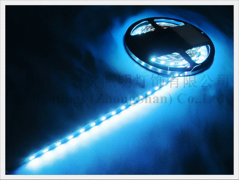Цветная(RGB светодиодный полосы не обладает водонепроницаемостью: IP20 SMD 5050 RGB светодиодный полосы света Гибкая мягкая прокладка DC12V SMD5050 60 Светодиодный 14,4 Вт IP20 CE