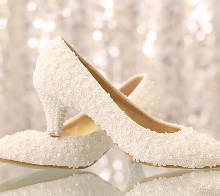 2018 великолепные и модные белые кружевные свадебные туфли с цветами на низком