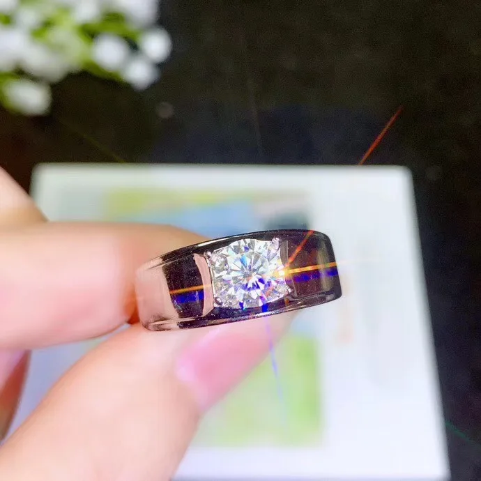 Мужское кольцо из серебра 925 пробы с муассанитом в классическом стиле