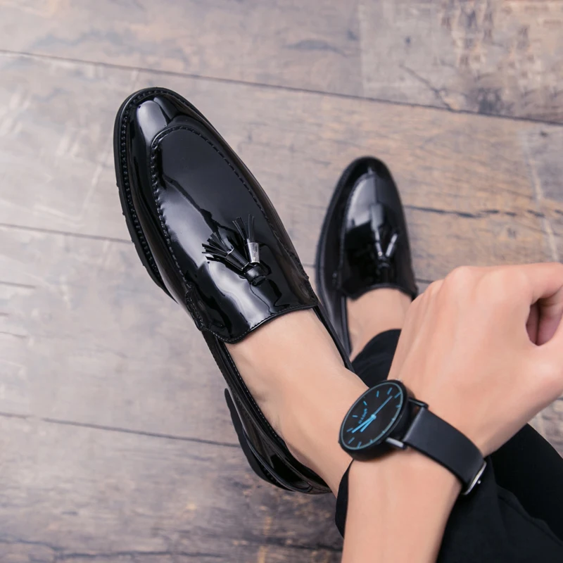 RAZAMZA/модные мужские кожаные модельные туфли на плоской подошве из лакированной