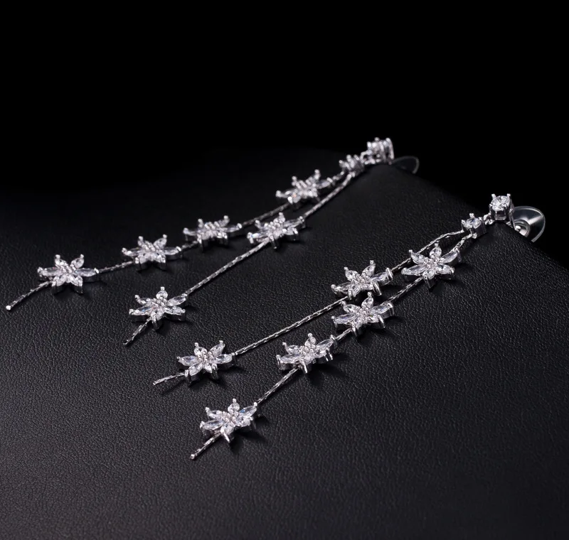 Роскошные великолепные висячие длинные серьги серебристого цвета в форме