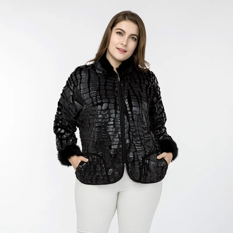 Женская кожаная куртка из искусственной кожи с меховым воротником приталенная