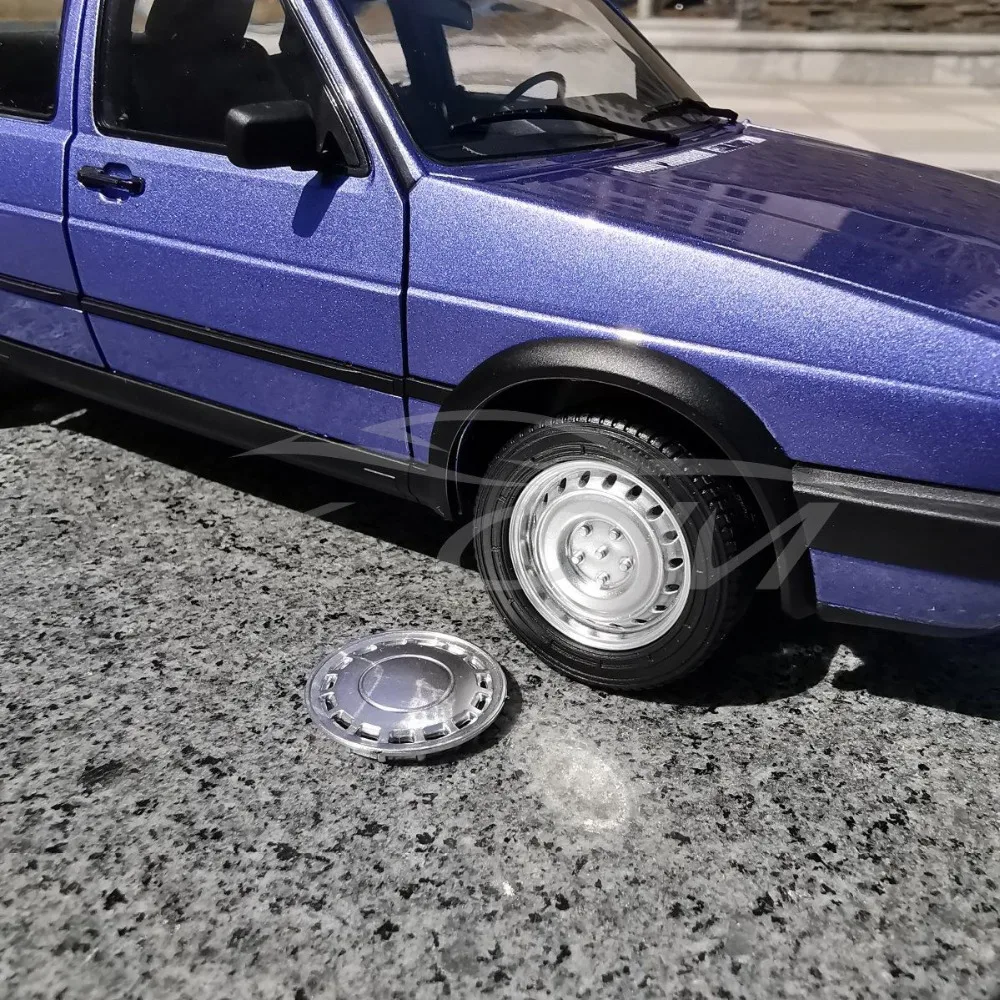Литая модель автомобиля для старой Jetta(синий/фиолетовый)+ маленький подарок