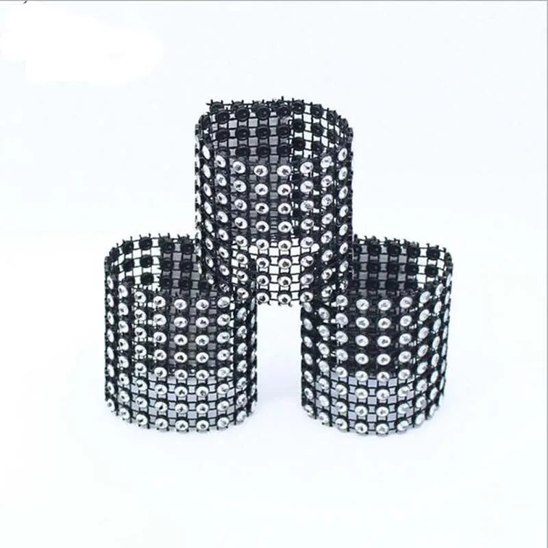 Дешевые серебристые и черные пластиковые бриллиантовые кольца для салфеток 50