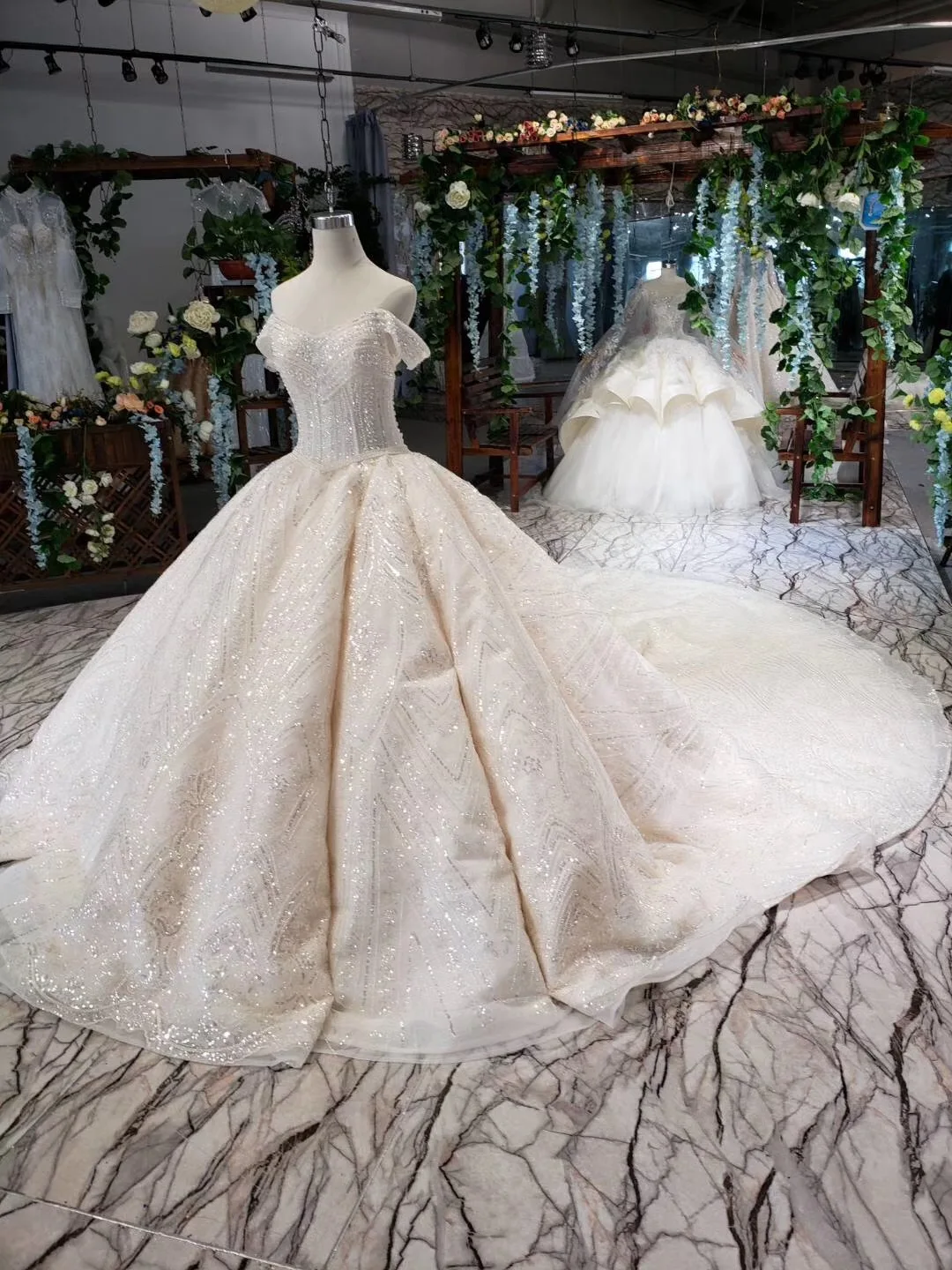 

Luxurious Ball Gown Wedding Dresses 2019 Beading Gorgeous Lace Boat-neck Big Skirt Plus Size Bridal Gowns Custom Robe De Mariage