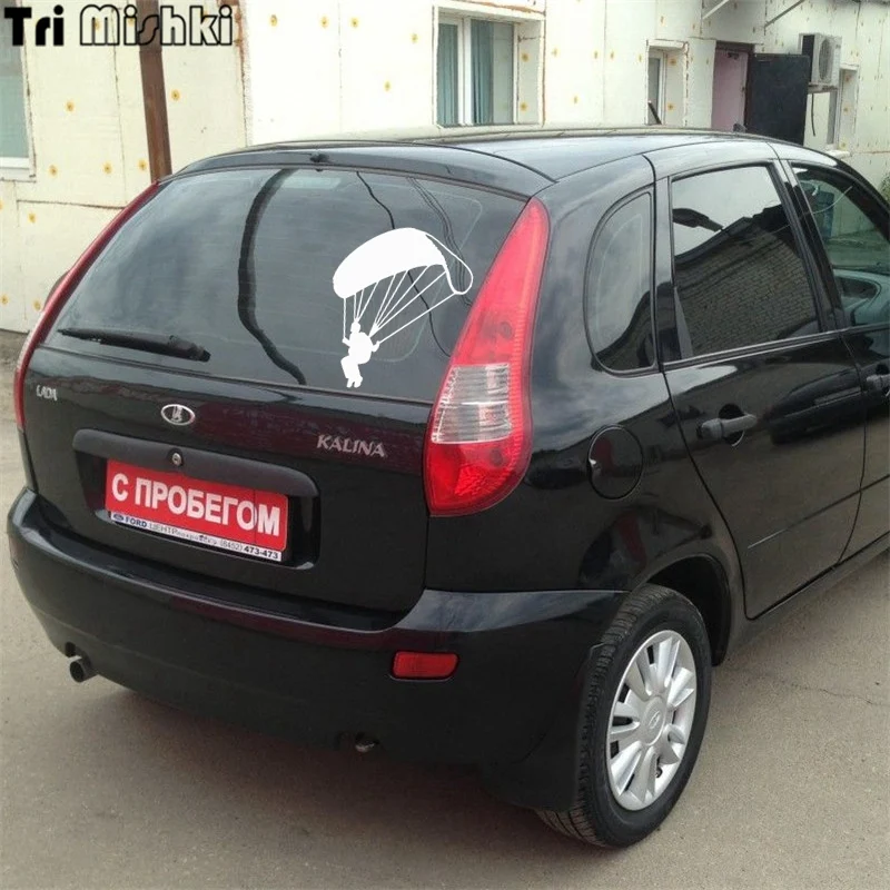 Tri Mishki HZX447 18.2*15см Парашютист за рулем наклейки на авто автомобиль наклейка